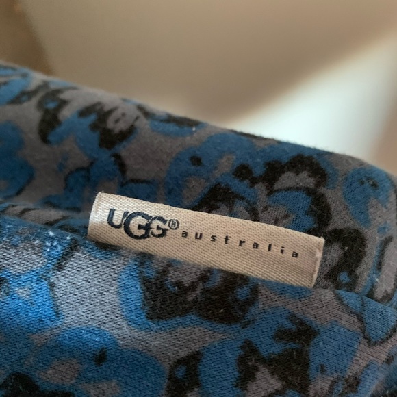 UGG Sweater Wrap - Picture 5 of 5